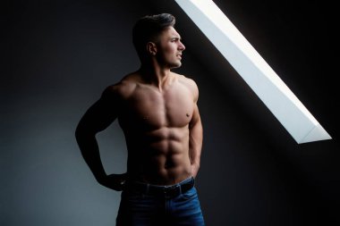 Kaslı, kaslı, kaslı ve güçlü vücutlu bir adam. Güçlü kasları olan baştan çıkarıcı erkek model. Çekici üstsüz adam. Kaslı vücutlu genç ve seksi bir adam. Seksi erkek model.