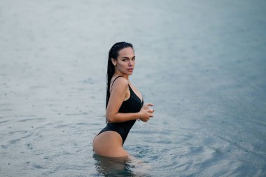 Doğada rahatlayan güzel bir model. Yaz tatilinde doğa üzerine seksi bir model. Mayolu güzel bir kız suda seksi poz veriyor. Egzotik ülke seyahati ve dinlenme konsepti. İnce vücut ve seksi vücut.