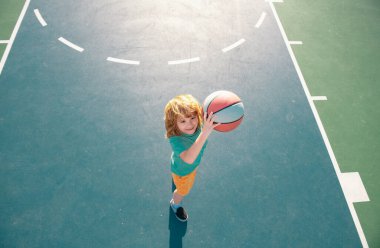 Sağlıklı çocuk yaşam tarzı. Çocuk topla basketbol oynuyor.