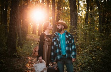 Güzel sonbahar gününde parkta genç çift açık havada. Macera, seyahat, turizm, yürüyüş ve insanlar kavramı-sarı yaprakları ile doğal arka plan üzerinde yürüyüş gülümseyen çift