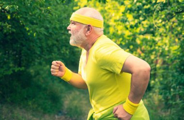 Doğanın üst düzey koşucusu. Kardiyo egzersizi. Sabah parkta koştum. Kıdemli erkek sportif yaşam tarzı tadını çıkarıyor. Sağlıklı yaşam konsepti.