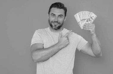 Yüz dolarlık banknotu olan adam. Amerikan banknotları. Bir sürü 100 dolarlık banknot tutan adam. Kolay para. Kara para. Ödeme günü ve ödeme konsepti. Para kazan. İş adamı başarılı anlaşma