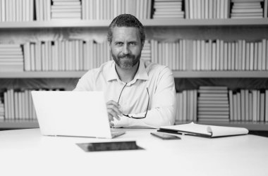 Öğretmenler günü. Öğretmenim okulda. Orta yaşlı öğretmenle bilgi ve eğitim. Kitabı olan bir milenyum öğretmeni. Sınıfta ders veren adam. Üniversite sınavı öğretmenleri. Üniversite öğretmeni