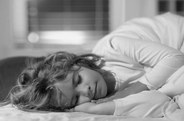 Sakin çocuklar uyur. Çocuk evde yatakta uyuyor. Yatma zamanı, çocuklar uyuyor. Çocuk yastıkta uyuyor, sağlıklı bir uyku çekiyor.