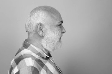 Siyah stüdyo geçmişinde gri sakallı yaşlı yaşlı bir adamın profili. Yaşlı büyükbaba, emekli dede, emekli konsept.