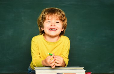 Okula ve mutlu zamanlara. Okul çocuğu ya da anaokulu öğrencisi. Eğitim ve okuma kavramı. Çocuk okulu