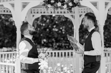Partneri olan eşcinsel bir adam düğün günü şampanya açar. Evli LGBT çiftleri romantik bir düğün törenini bir buket çiçekle kutluyorlar. Düğün günlerinde açık havada eşcinsel bir çiftin portresi.