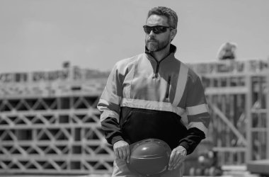 Amerikan ahşap çerçeve inşaatı yapan bir işçi. Amerikan ahşap ev kirişler, ahşap çerçeve yapı, çerçeve yapı