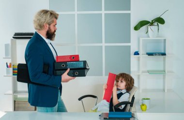 İş arkadaşları beyin fırtınası yapıyor. Şirin çocuk ofis koltuğunda oturuyor kendinden emin büyük patron, komik iş adamı patronluk taslayan çocuk, yönetmen ve güçlü lider kavramı.