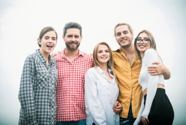 Gülümseyen bir grup arkadaş gülüyor. Şirket öğrencileri selfie çeken en iyi arkadaşlar. Grup gençleri birlikte poz veriyor.
