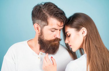 Baştan çıkarma konsepti. Şehvetli çift birbirlerinin dudaklarını hissetmek için daha yakın oluyor. Aşka güven. Genç sevgiliyle sevişmek. Aşık bir çift. Aşık insanlar