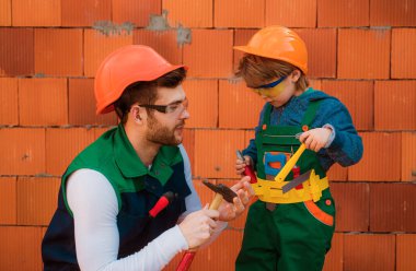 Mimarlıkta ya da inşaatta geleceğin hayalini kuruyor. Araç yapısı