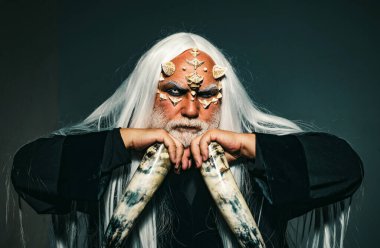 Siyah arka plan üzerine Druid. Korku ve fantezi konsepti. Gizemli savaşçı yüzünde dikenler olması büyülendi. Şeytan korku konsepti. Boynuzlu Şeytan evinde - Antik tarzı