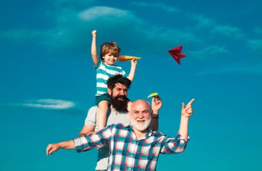 Erkekler nesil: Büyükbaba baba ve torunu kamera bakarak ve gülümsüyor sarılmak vardır. Baba ve oğul açık zevk. Aile halkı