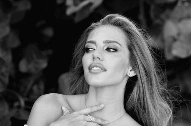 Bahar modeli. Güzel bir kadının yakın portresi. Yaz parkında güzel bir genç kız. Yaz arkaplanındaki güzel kız modeli.