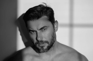 Güzellik adamı. Yakışıklı bir adamın güzel portresi. Cilt rutini kavramı. Erkek saç kesimi, bıyık ve sakal. Erkek güzeli. Tıraş, saç şekillendirme. Erkekler için güzellik.