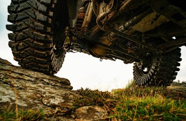 Ormandaki aşırı off-road turu. Off-road yarışında su sıçraması. Dağ yolundaki off road vagonu