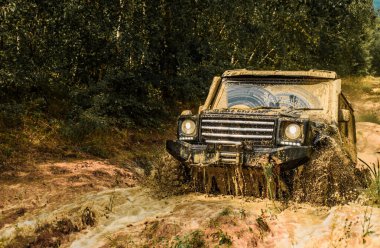 Jeep bir su birikintisi içine çöktü ve kir bir sprey kadar aldı. Yol spor kamyondan dağlar manzara arasında. Çamur üzerinde izlemek. 4 x 4 Off-road suv araba. Offroad araba. Safari. En iyi yol araçları kapalı