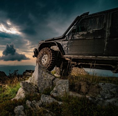 Off-road yarışında su sıçraması. Dağ yolundaki köylere giden arazi aracı seferi.