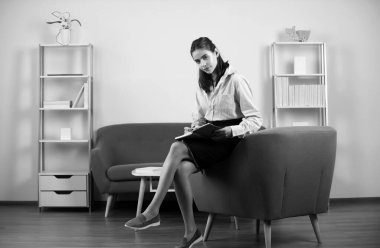 Kız öğrenci ya da genç öğretmen kız. Genç iş kadını, serbest çalışan ya da CEO 'su.