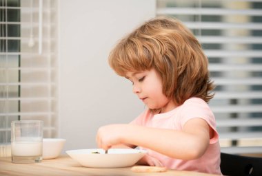 Kafkasyalı küçük çocuk mutfakta sağlıklı çorba içiyordu. Çocuklar için sağlıklı beslenme