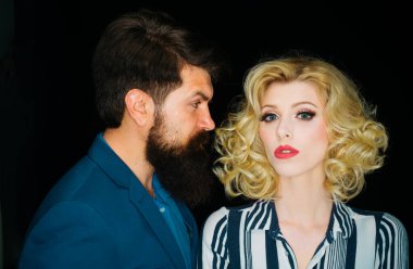 İzole edilmiş arka planda güzel bir çiftin fotoğrafını çek. Sakallı hippi adamla çekici bir kadın.