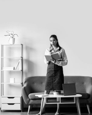 Genç iş kadını, serbest çalışan ya da CEO 'su.