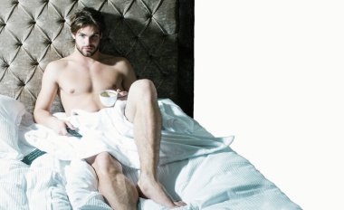 Yatakta seksi bir adam. Sabah ve rahatlama