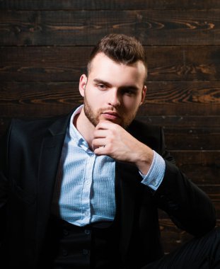 Bu sorunla ilgilenmem gerekiyor. Klasik takım elbiseli adam. İşler güvenli. Yakışıklı, ciddi bir erkek modelin portresi. Hırs ve bireysellik, başarı. İş adamıyım. Geleceği düşünmek.