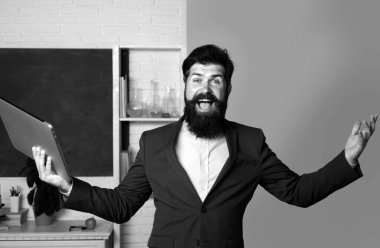 Heyecanlı iş adamı profesyonel öğretmen hippi girişimci okul sınıfına gülüyor. Sınıfta öğretmenlik yapan komik öğretmen.