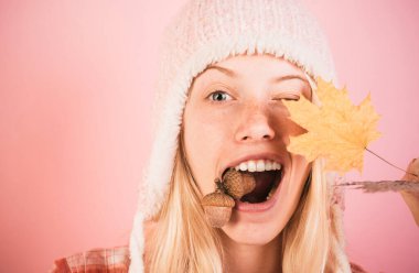 Komik sonbahar surat. Metin slogan veya ürün için hazır. Komik sarışın kadın ürünleriniz tanıtır. Çılgın insanlar