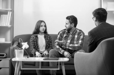 Sosyal görevli psikolog baba ve kızıyla konuşuyor. Ebeveynlik çatışmaları, çocuk krizleri