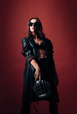 Amerikan futbol kask ile seksi kadın