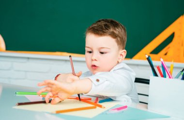 Evde eğitim ve erken çocuk gelişimi. Evde eğitim kavramı. Okuldaki ilkokul çocukları. Anaokulu öğrencisi