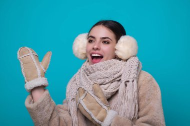 Kış kadın stüdyo resmi. Ilık örgü elbiseli güzel bir kadın. Kış modası. Mutlu kış havası, moda modası. Soğuk günler için kış kıyafetleri. Kalın kıyafetler.