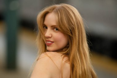 Güzel, seksi, genç bir modelin güzel portreleri, güzel bir kadının yüzü. Güzel kadın. Genç seksi modelin portresi. Şehvetli kadın yüzü. Güzel genç kadın yüzü. Bir güzelliğin yakın plan portresi.