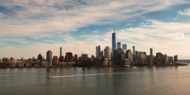 İHA 'dan New York silueti. Hudson nehrinin üzerinde New York. Manhattan New York şehir manzarası, hava manzarası. New York Manhattan şehir merkezi silueti. Hudson Nehri üzerindeki New York gökdelenleri