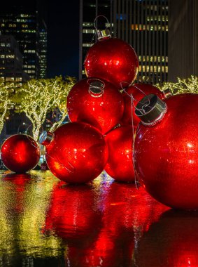 Kışın New York. NYC, Yıl. New York Noel 'i kutluyor. Büyük kırmızı Noel toplarıyla kışın Manhattan 'da. New York 'ta. Kış tatilinde Manhattan. Manhattan 'da Noel Süslemeleri