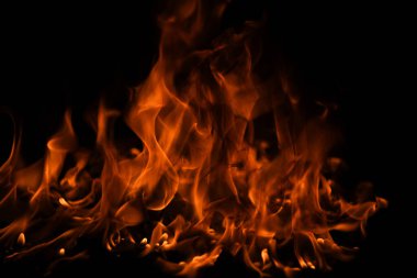 Siyah arka planda yanan ateş ve ateş