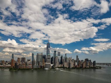 New York 'ta bulut, dramatik gökyüzü ile New York City Skyline. Amerikan Gökdelenleri. New York şehrinin ufuk çizgisinin drone görüntüsü, New York 'un şehir manzarası. Manhattan 'da panoramik manzara. ABD New York