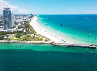 Miami Beach City 'nin havadan görünüşü, Florida, Amerika Birleşik Devletleri. Güneşli bir günde Miami 'nin insansız hava aracı çekimi. Miami Plajı, harika binalar manzarası. Miami Sahili Panorama Manzarası, Güney Sahili, ABD