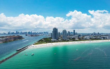 South Pointe Parkı 'nın havadan görünüşü. Miami Plajı. Florida mı? ABD. Miami Beach 'te hafta sonu. Miami şehrinin havadan panoramik manzarası, binalar, marina, yatlar ve lüks daireler.