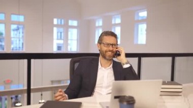 İş adamının telefonda konuştuğu videoyu hızlandır. Çalışanların telefonda konuştuğu hiperuzay. Telefon görüşmesi. Telefon kullanan bir iş adamı. CEO akıllı telefondan sohbet ediyor. İş konuşması