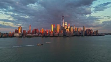 New York 'ta bulut, dramatik gökyüzü ile New York City Skyline. New York 'taki gökdelenler dramatik bulutların yakınında. New York City silueti, New York 'taki Manhattan şehri. Manhattan 'da panoramik manzara. ABD