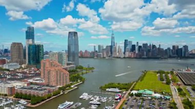 New York 'ta yatları olan bir denizci. Deniz kuvvetlerinde Kentsel Gökdelenleri ve yatları olan NYC Skyline. New York City silueti, ABD 'de Manhattan şehri manzarası. Manhattan 'da panoramik manzara. NNYC Denizcisi