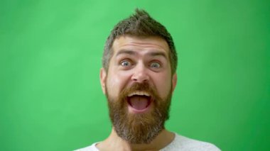 Şaşırmış yüz. Erkek Yüzü Duyguları. Erkek Karakteri, Kırışık Kaşlı Şaşkın Duygular İfadesi. Stüdyo, kafası karışmış sakallı bir adamın portresi. Şaşırtıcı heyecan Duygu