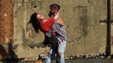 Kan dansındaki zombi çift. Zombi. Lanet zombi. Kana bulanmış seksi çift. Birbirine aşık Cadılar Bayramı çifti. Cadılar Bayramı zombi çifti sakallı adam ve şehvetli genç kadın.