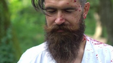 Cadılar Bayramı. Zombi adam. Cadılar Bayramı 'nda yüzünde kanlı yaralar olan ürkütücü bir adam. Yüzü kanlı zombi adam. Cadılar Bayramı için yaratıcı sanat makyajı. Adam korkunç zombiyle yüzleşiyor. Korkunç kâbus Cadılar Bayramı korku partisi
