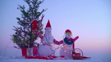 Mutlu Noeller ve mutlu yıllar. Gece kışında kardan adam. Karlı bir kış gecesinde kardan adam. Işıklı Kardan Adam Noel 'i. Geceleri kardan adam figürleri. Kış peri masalı. Sihirli kardan adam