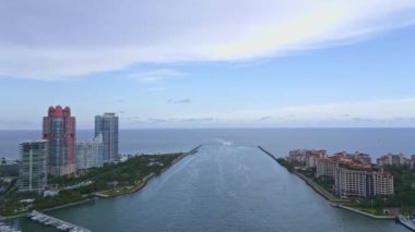 Güneşli bir günde Miami Plajı 'nın insansız hava aracı görüntüleri. Miami Plajı, harika gökdelenler ve binalar manzarası. Miami Beach Panorama Manzarası, Güney Sahili, Florida, ABD
